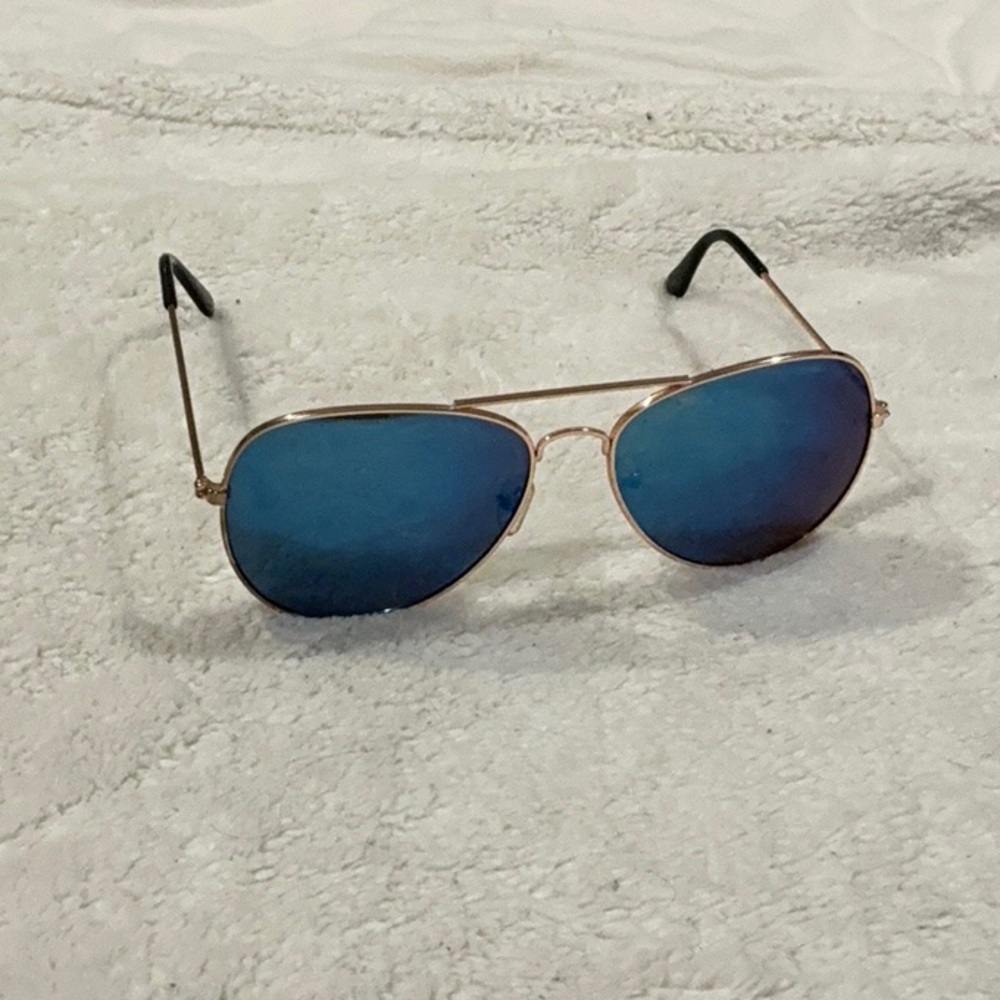 Aviator Sunglasses with Blue Lenses and metal framed. - Picture 3 of 4